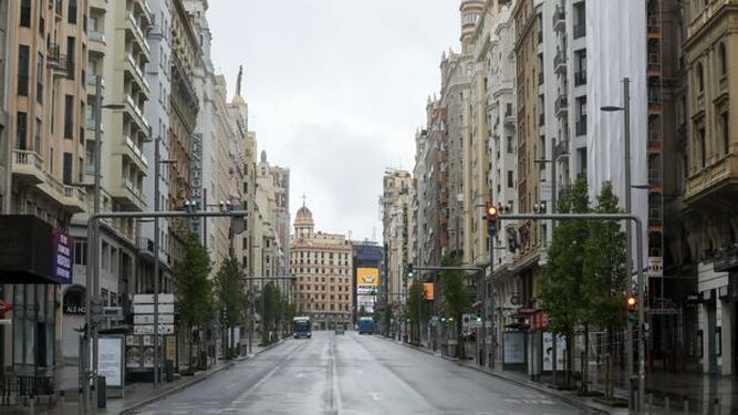 La Gran Vía, vacía: uno de los símbolos del primer Estado de Alarma