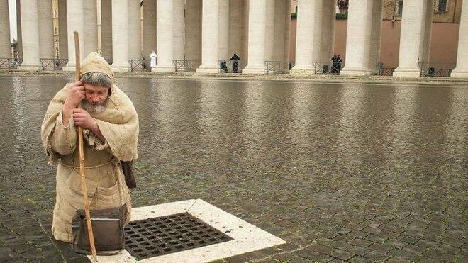 El fraile que rezaba, en silencio, la mañana en la que salió elegido Bergoglio