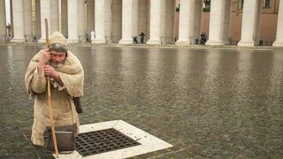 El fraile que rezaba, en silencio, la mañana en la que salió elegido Bergoglio