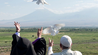 El Papa y la paloma de la paz