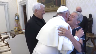 El Papa abraza a María Luisa Berzosa