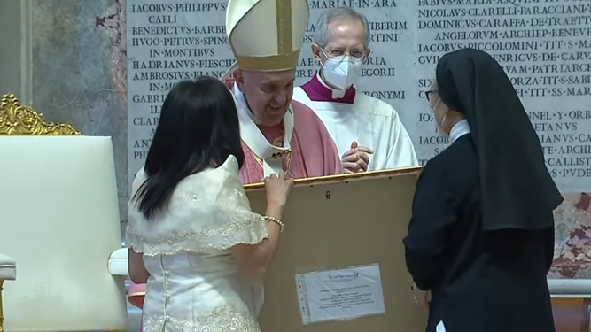 El Papa recibe un regalo de Filipinas