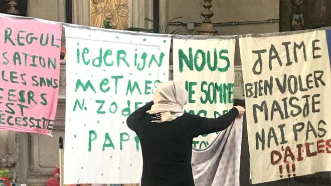 Migrantes sin papeles en una iglesia de Bruselas