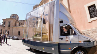 El cardenal en el "Maremóvil"