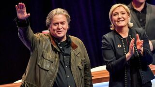 Marine Le Pen, con Steve Bannon