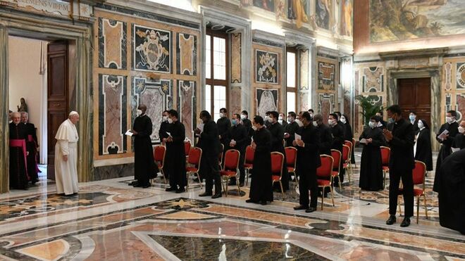 Francisco recibe a la comunidad del Pontificio Colegio Filipino