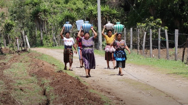 Mujeres portan agua en la Guajira