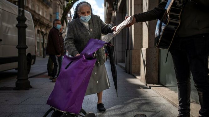 Otilia: el ángel de la guarda de los sin techo de Ourense durante la pandemia
