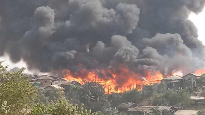 Incendio en el campo de los rohinyás