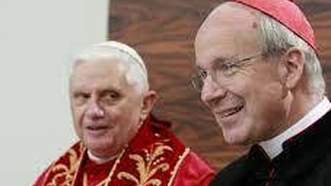 Cristoph Schönborn junto a Benedicto XVI.
