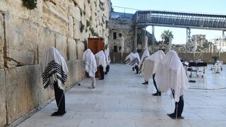 Miles de judíos celebran la Pésaj junto al Muro de las Lamentaciones