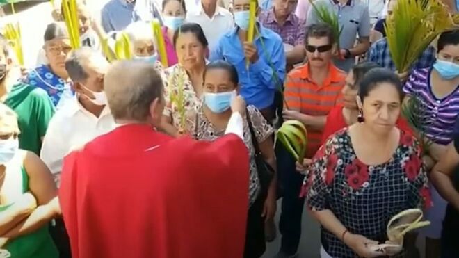 Un sacerdote hondureño arranca las mascarillas a los fieles, y les prohíbe entrar en misa de Ramos con ellas