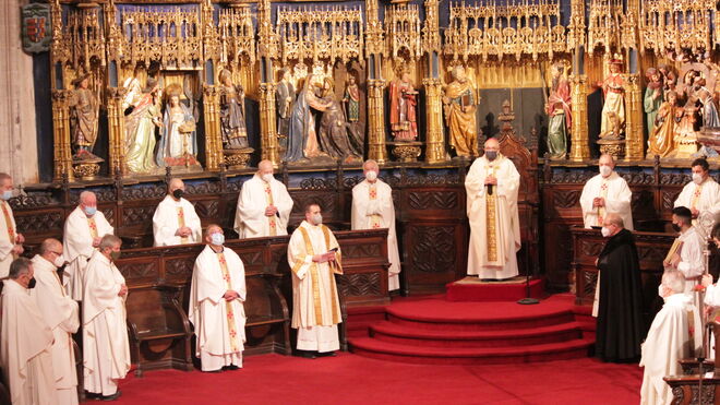 Sanz, durante la Misa Crismal en la catedral de Oviedo