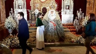 Colas para rendir homenaje a la Esperanza de  Triana