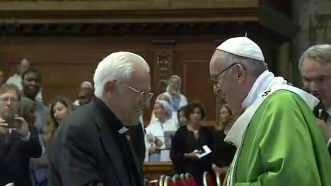 El Papa saluda al padre Ángel.