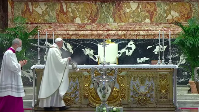 Francisco bendice el altar y los óleos