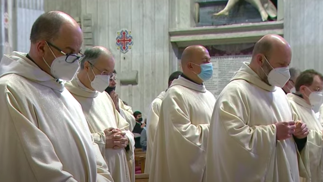 Sacerdotes concelebran con el Papa en la Misa Crismal