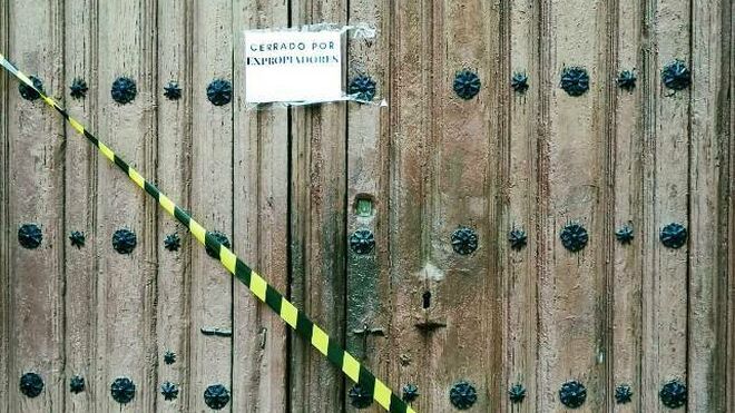 'Cerrado por expropiadores': desconocidos 'empapelan' varias iglesias de León