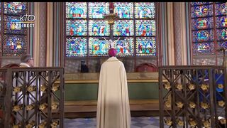 Notre Dame celebra el Lavatorio de Pies sin fieles y en mitad de las obras