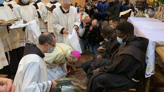 Pizaballa lava los pies de algunos franciscanos