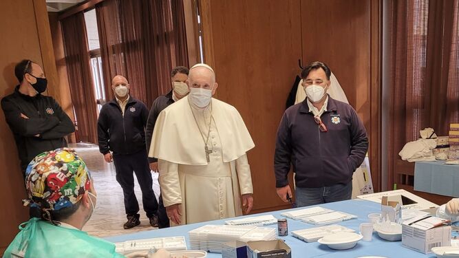 El Papa conversa con el personal sanitario