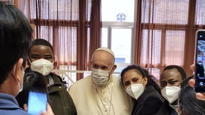 El Papa acude, por sorpresa, a acompañar a los pobres vacunados en el Aula Pablo VI