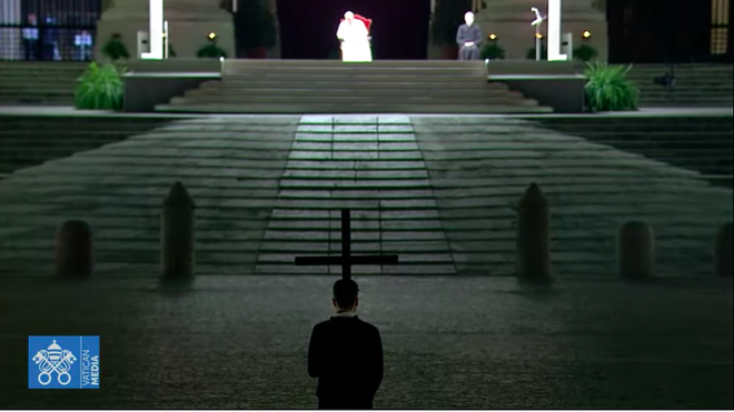 La Cruz, frente al Papa