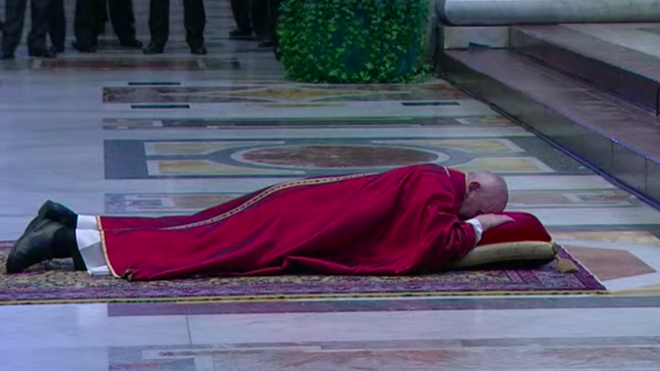 Francisco ora, tumbado, en el suelo de San Pedro