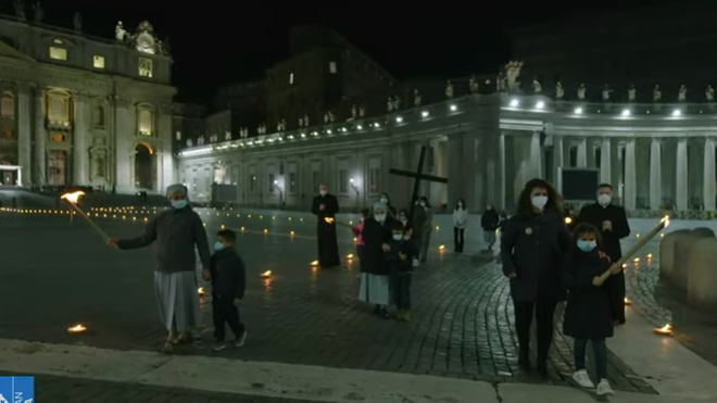 Los niños portan la cruz en el Vía Crucis romano