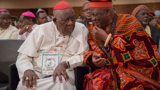 El cardenal Christian Tumi dialoga con el líder de la oposición