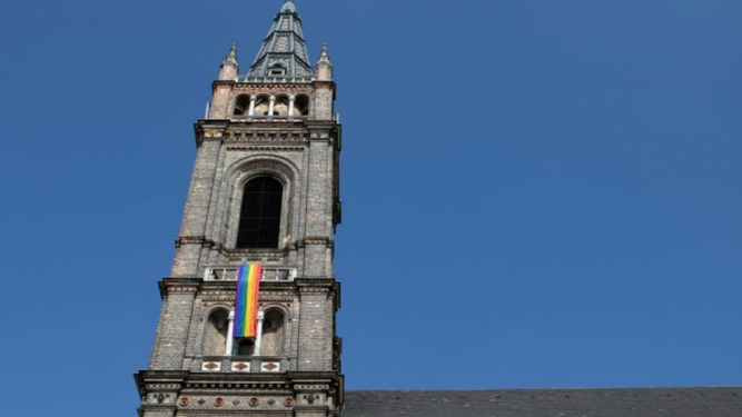Bandera gay en una iglesia de Austria