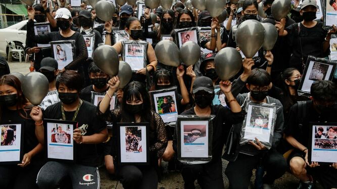 Manifestantes sostienen fotos de las víctimas de las protestas