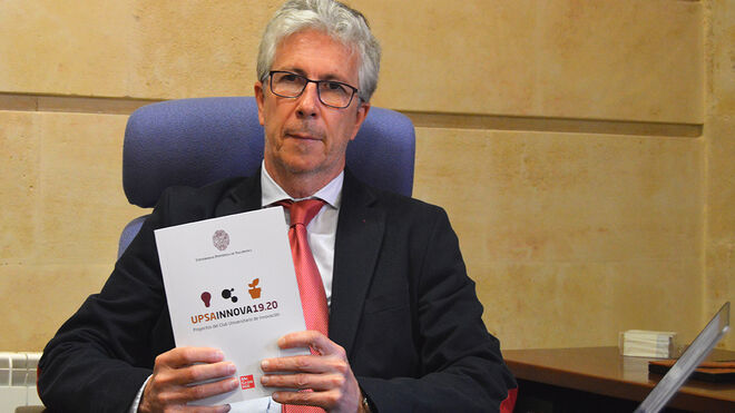 Pedro Sangro muestra el ejemplar de UPSAINNOVA 19.20