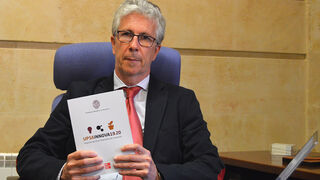 Pedro Sangro muestra el ejemplar de UPSAINNOVA 19.20