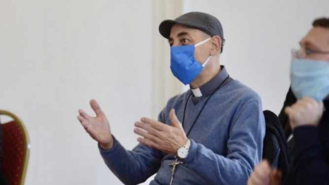 Tucho Fernández, con mascarilla