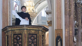 Un niño representa un sermón de san Vicente Ferrer