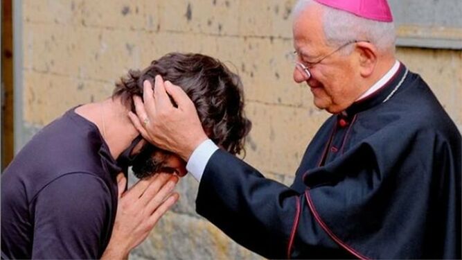 Ricardo Ceccobelli junto al obispo Gualtiero Sigismondi.