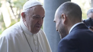 Francisco saludando a Martín Guzmán, ministro de Economía de Argentina