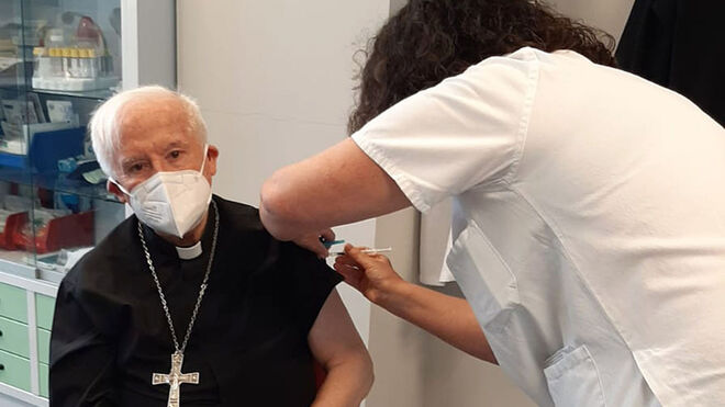 ANtonio Cañizares recibe la vacuna contra el COVID-19