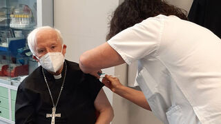 ANtonio Cañizares recibe la vacuna contra el COVID-19