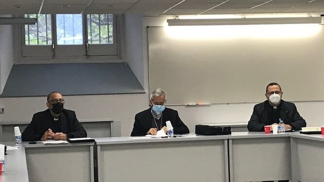 Gordo, a la derecha, junto a Planellas y Omella.