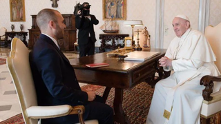 Francisco y Martín Guzmán, ministro de Economía argentino