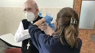 Osoro, recibiendo la primera dosis de la vacuna