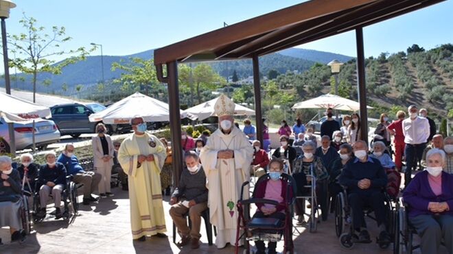 Amadeo Rodríguez y Julio Millán con los mayores de Altos del Jontoya