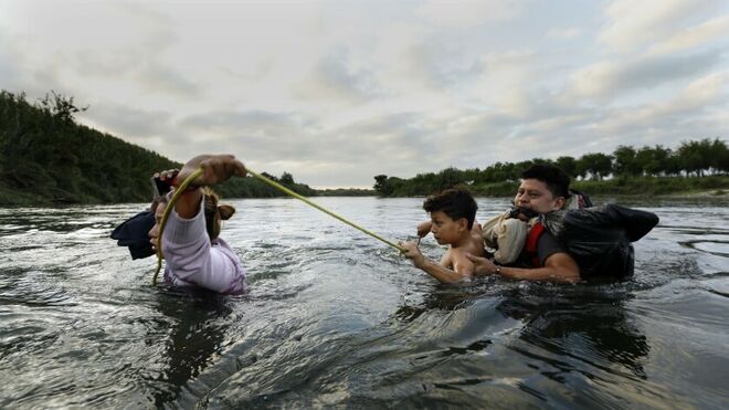 Migrantes cruzando el Río Grande