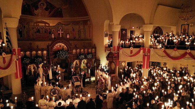 La Iglesia ortodoxa griega adelanta la resurrección de Cristo por el toque  de queda