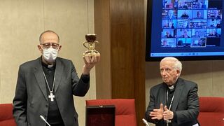 Cañizares entrega a Omella una réplica del Santo Cáliz de la Cena del Señora