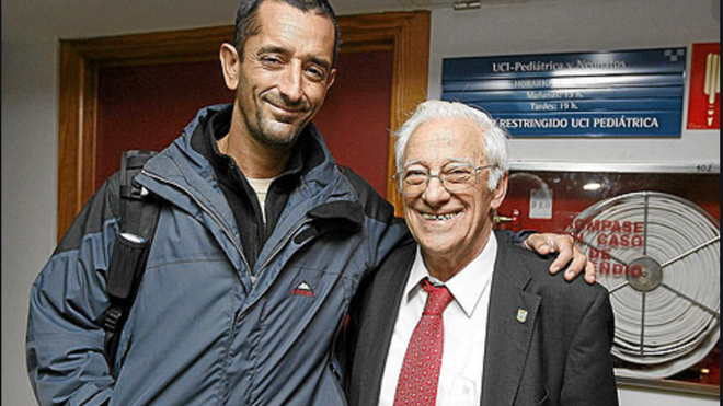 El doctor Pedro Cavadas junto al padre Ángel