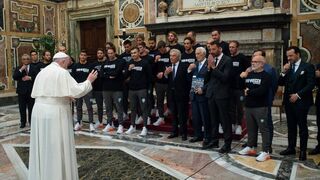 Francisco saluda al equipo de warerpolo