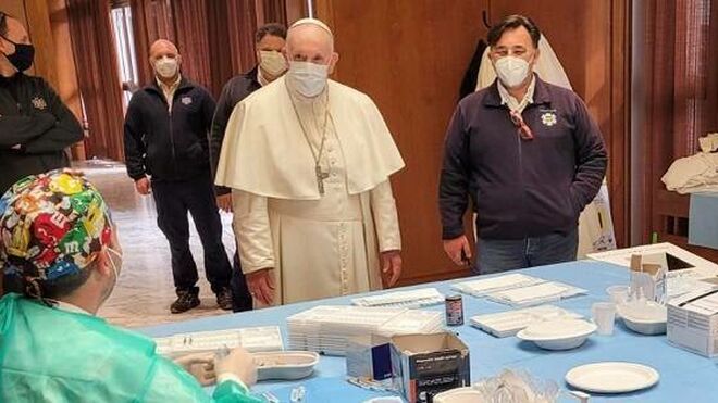 Francisco visita a los vacunados en el Aula Pablo VI de la primera dosis
